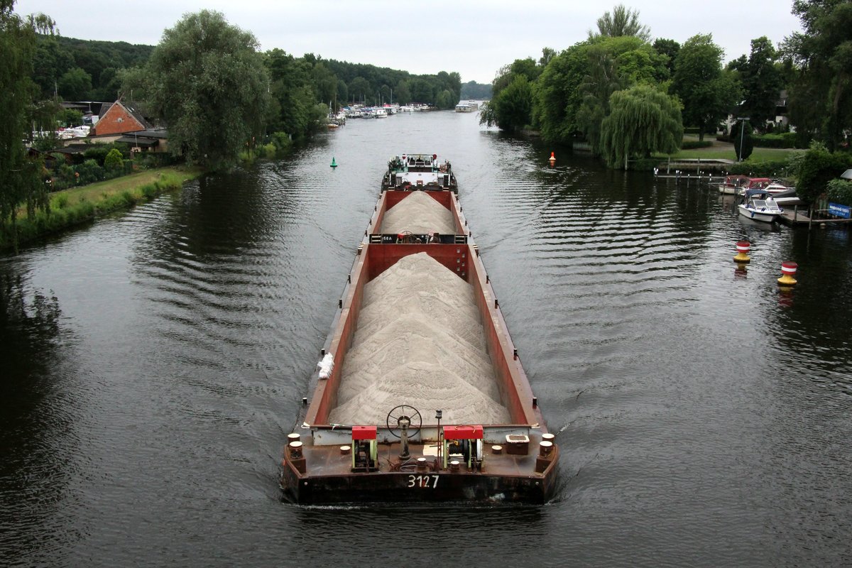 Schubverband mit SB SCH 2329 (05604490 , 14,06 x 8,16m) am 26.06.2018 auf der Havel unterhalb der Freybrücke in Berlin zu Berg.  