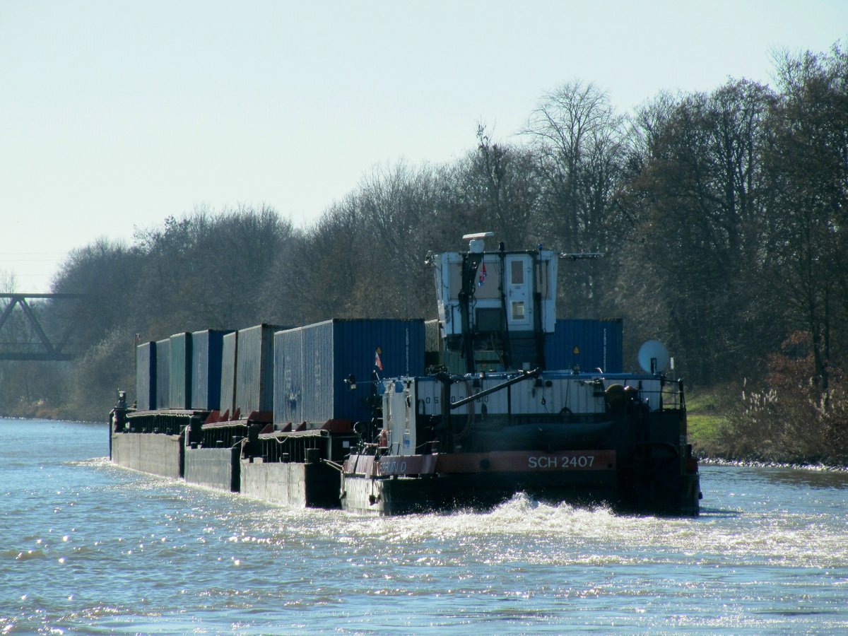 Schubverband mit SB SCH2407 (05602680 , 16,39 x 8,15m) , zwei 32,5m langen Leichtern, einem 65m langen Leichter und der Kopfbarge Bug 5 (02315264 , 9,57 x 9,52m) auf Talfahrt Richtung BS Höhe Gut Martinsbüttel.