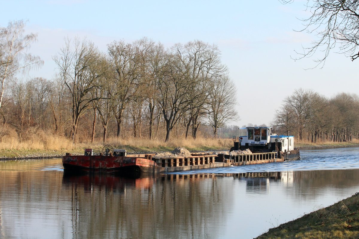 Schubverband mit SB SCH2428 (05603910 , 16,48 x 8,12m) und 2 beladenen Leichtern am 15.01.2018 im Sacrow-Paretzer-Kanal / UHW Höhe km 30 zu Tal Richtung Ketzin in Fahrt.