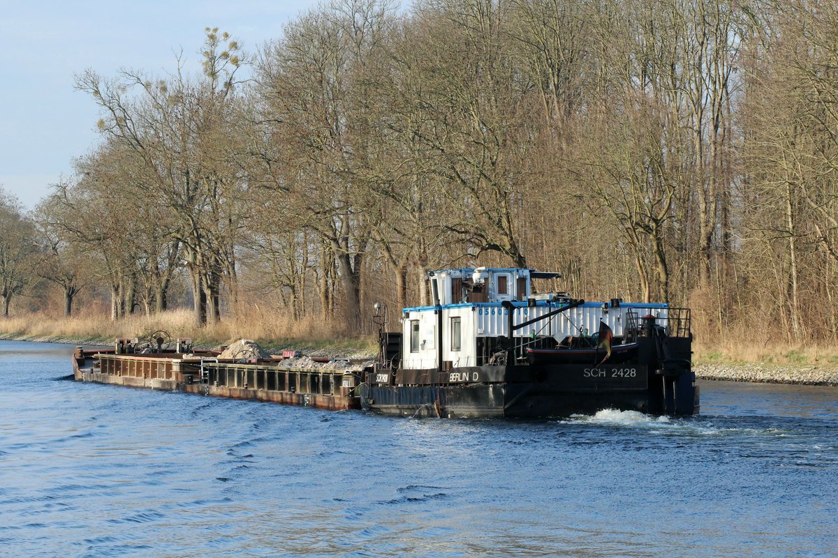 Schubverband mit SB SCH2428 (05603910 , 16,48 x 8,12m) und 2 je 32,5m langen Leichtern im Sacrow-Paretzer-Kanal / UHW zu Tal Richtung Ketzin in Fahrt.