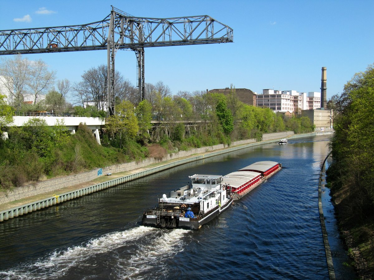 Schubverband mit Schubboot Chris-Tho (04031450 , 23,65 x 8,20m) und zwei je 32,50m langen Leichtern im Teltowkanal in Berlin-Tempelhof auf Bergfahrt.