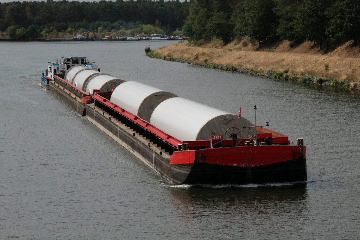 Schubverband mit Schubboot Muflon 09 (08355188 , 23,12 x 8,90m) und zwei je 65m langen Leichtern im Elbe-Havelkanal bei Niegripp Richtung Burg in Fahrt.