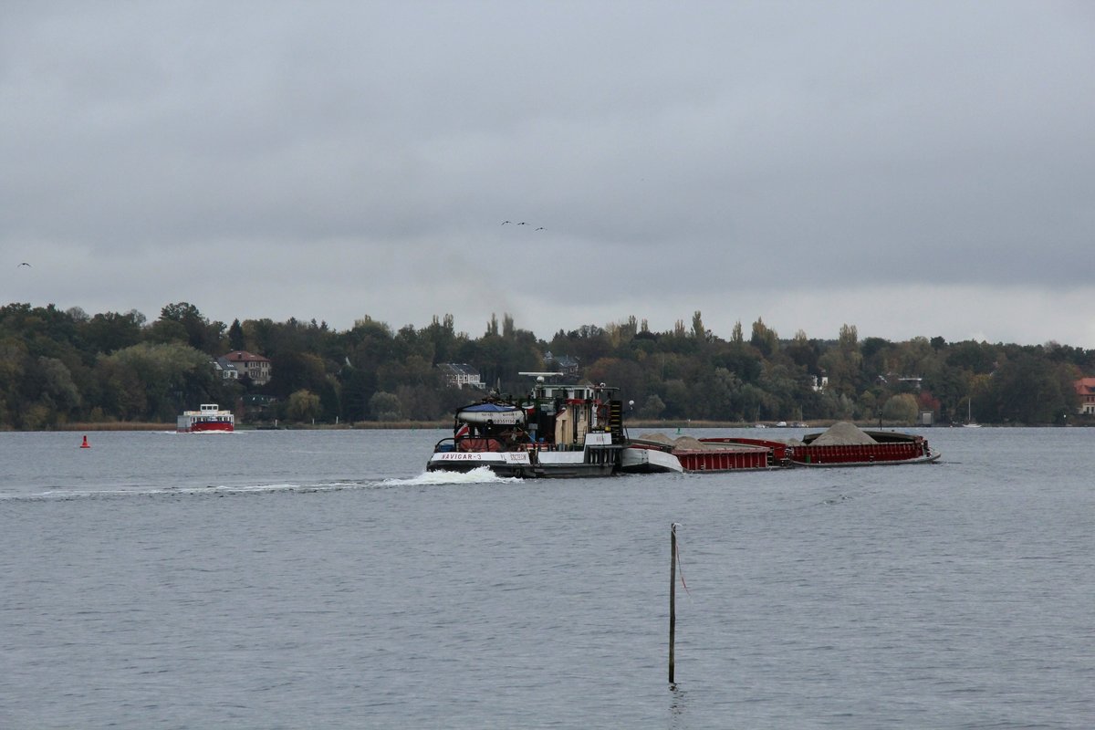 Schubverband mit Schubboot Navigar-3 (08351136) und zwei beladenen Leichtern am 26.10.2018 auf der Havel Höhe Meedehorn / Pfaueninsel auf Havel-Bergfahrt. 