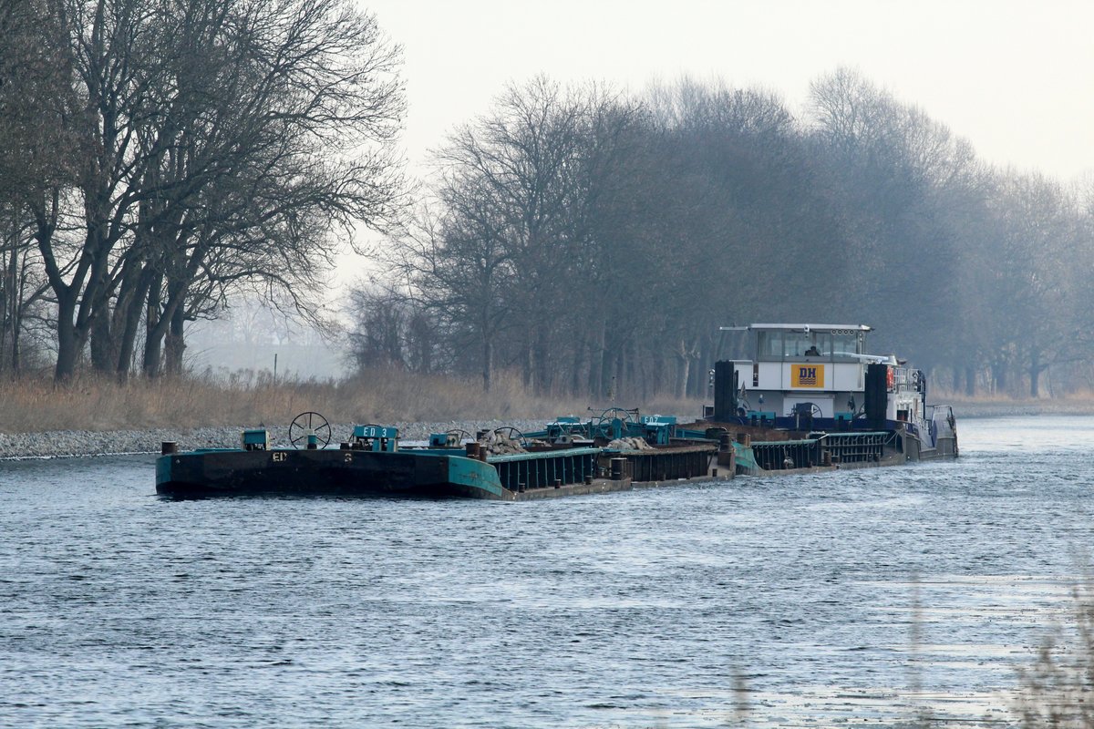 Schubverband mit Schubboot Orion II (05609480 , 25,22 x 8,16m) am 10.02.2017 im Sacrow-Paretzer-Kanal (UHW) Höhe km 30 auf Talfahrt. Das SB schob 4 je 32,50m lange beladene Leichter der ED-Line.