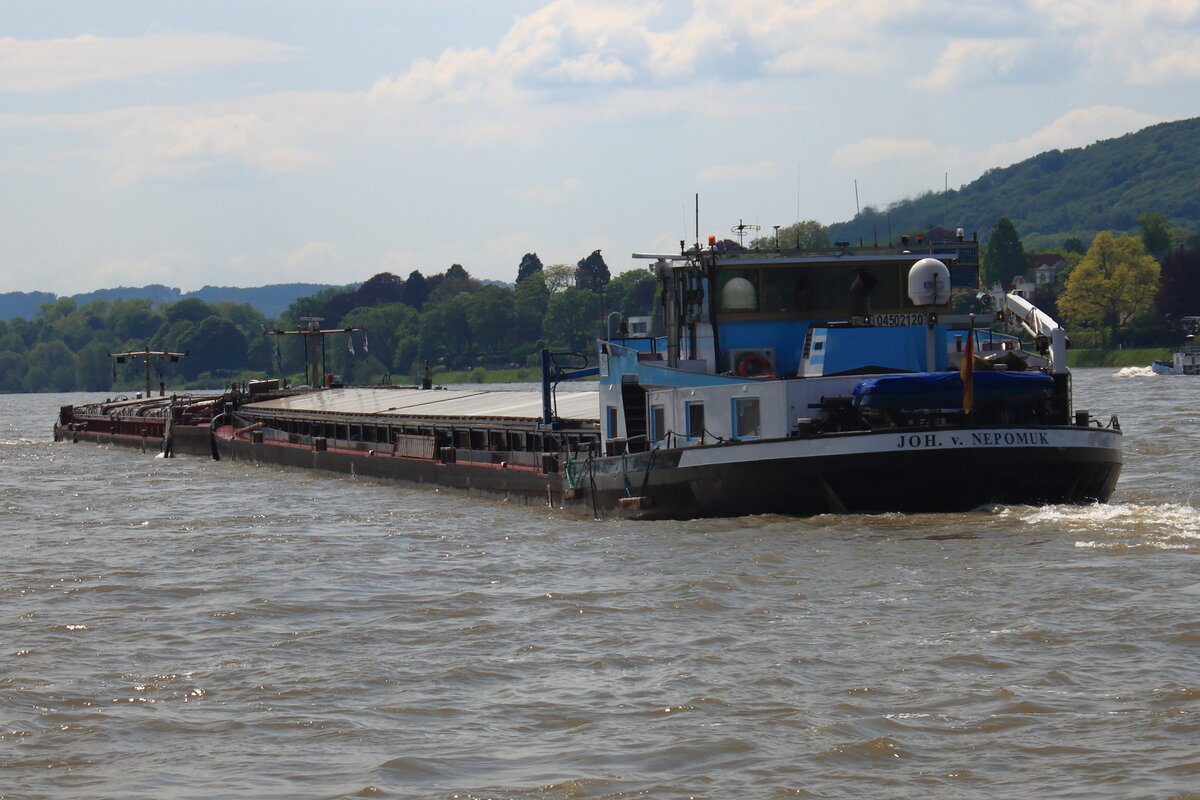 Schubverband mit Schubschiff JOH. V. NEPOMUK (ENI: 04502120) und einem Leichter, Flagge: DEU. Rheinaufwärts bei Königswinter am 14.05.2023.