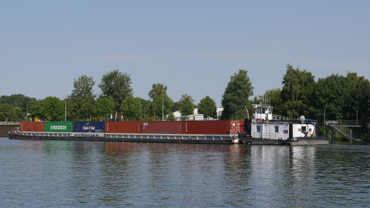 Schubverband mit Schubschiff WALTER (ex TORO, ex REVER III, ex NINKE G) gebaut 1977 als CSPLO TR 515, ENI 04803370 und GSL FRANC mit Containern im Oberwasser der Schleuse Geesthacht Kurs Hamburg; 03.08.2018
