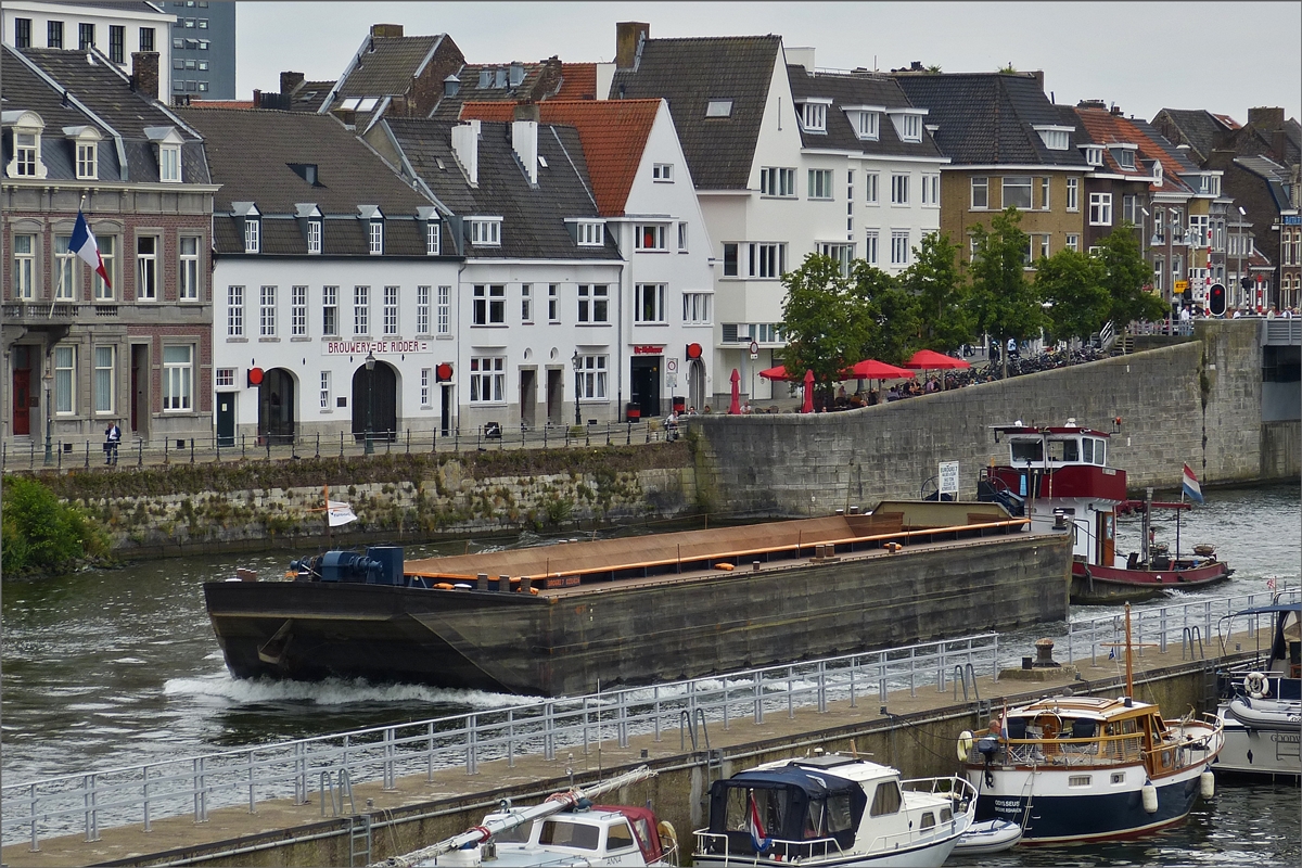 Schubverband mit unbekannt gebliebenem Schubboot, fährt Flussabwärts auf der Maas in Maastricht. Kennung vom Leichter: Eurogit 7, Eni 02314116, L 44,6 m, B 8,84 m, Tonnage 943 t, Heimathafen Kinrooi (B). 17.07.2020