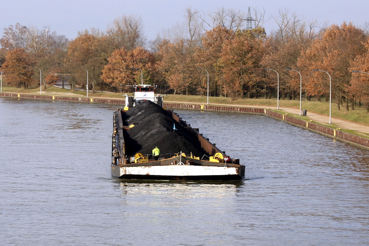 Schubverband RHENUS DATTELN (ENI:02321727) L.15 m B.8,14 m T 40 Flagge Deutschland & zwei SL  auf dem WDK am 03.12.2023 an der Schleuse Datteln.