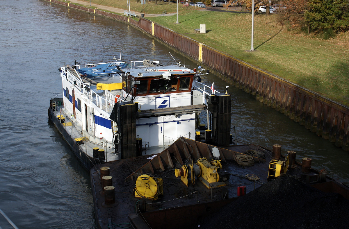 Schubverband RHENUS DATTELN (ENI:02321727) L.15 m B.8,14 m T 40 Flagge Deutschland & zwei SL  auf dem WDK am 03.12.2023 an der Schleuse Datteln.