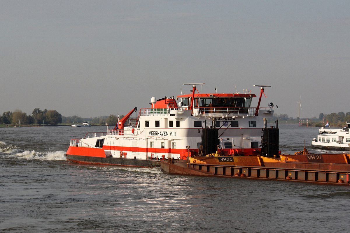 Schubverband Veerhaven VIII Nijlpaard (ENI:02322865) am 23.10.2019 Schwerarbeit mit sechs Schubleichtern zu Berg auf dem Rhein.