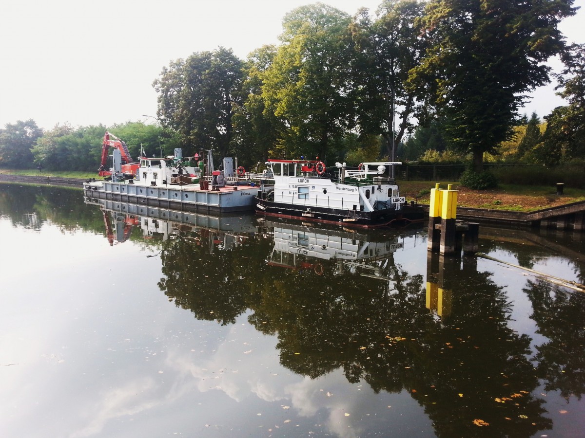 Schubverband vom WSA Brandenburg auf der Havel unterwegs.MS Lurch mit Bagger Puma an der Hauptschleuse Rathenow im August 2014. 