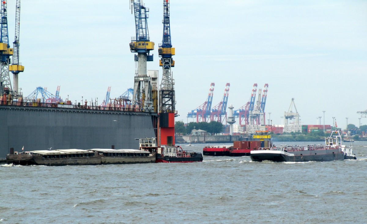 Schubverband's- Treffen  am 03.07.2014 auf der Norderelbe im Hafen HH Höhe Schwimm-Dock 10/11. Schubboote sind TR30 aus Tschechien , Dettmer Schub 124 aus Bremen und das Schubboot Ronja aus Berlin. 