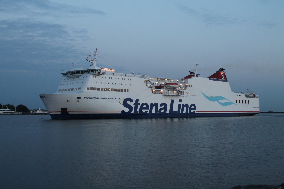 Schwedenfähre  Mecklenburg-Vorpommern  der Sena-Line (ex SCANDLINES) im Seekanal Warnemünde
 morgens gegen 6-Uhr immer nach der TT-Line aus Trelleborg .am10.08.2013
