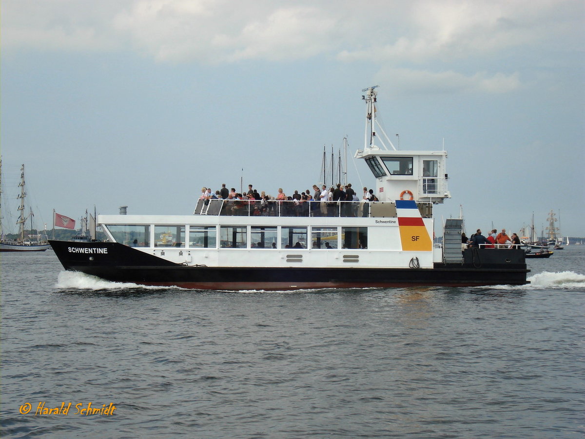 SCHWENTINE (ENI 04806010) (HH 4561 G) am 25.6.2008 im Kieler Hafen /  
Hafenfährschiff / SKF, Schlepp- und Fährgesellschaft Kiel mbH / Lüa 26,0 m, B 7,55 m, Tg 1,7 m / 2 Volvo-Diesel, ges. 566 kW, 2 Schottel-Propeller, 10 kn / 2007 bei SSB Oortkaten /Hamburg / 200 Pass. /
