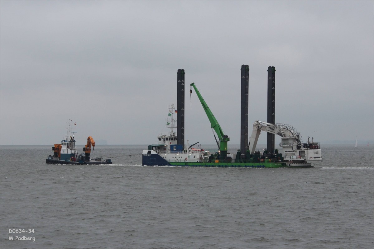 Schwimmbager  PETER THE GREAT  am 10.09.2013 um 13:43 Uhr, beim auslaufen aus dem Hafen von Cuxhaven, im Schlepp von Schlepper  NERO . 