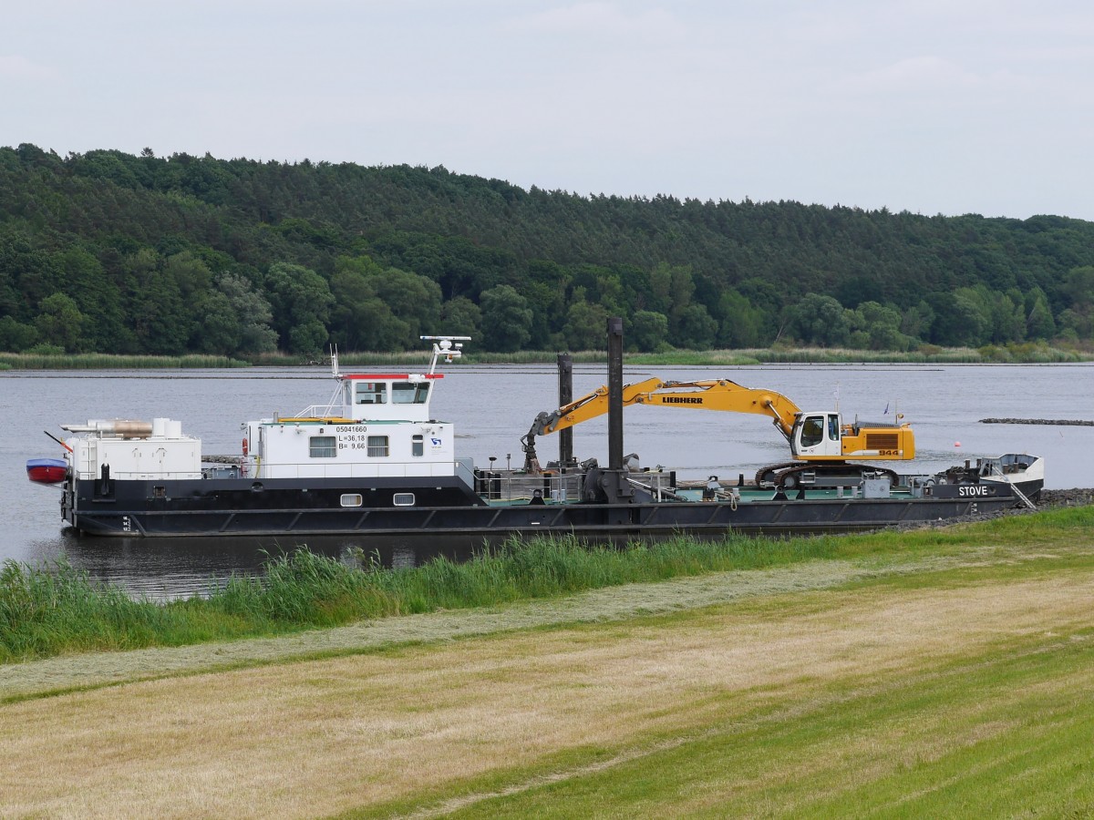 Schwimmbagger STOVE (ENI 05041660) vom WSA Lauenburg am linken Ufer der Elbe bei Avendorf; 17.06.2015
