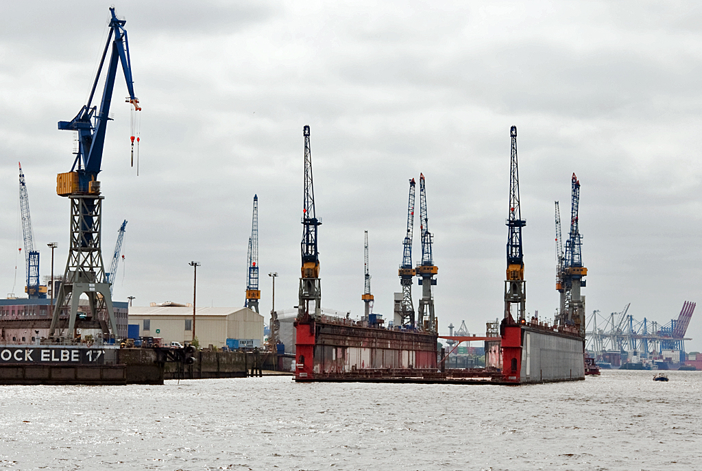 Schwimmdock und diverse Hafenkräne im Hamburger Hafen - 13.07.2013