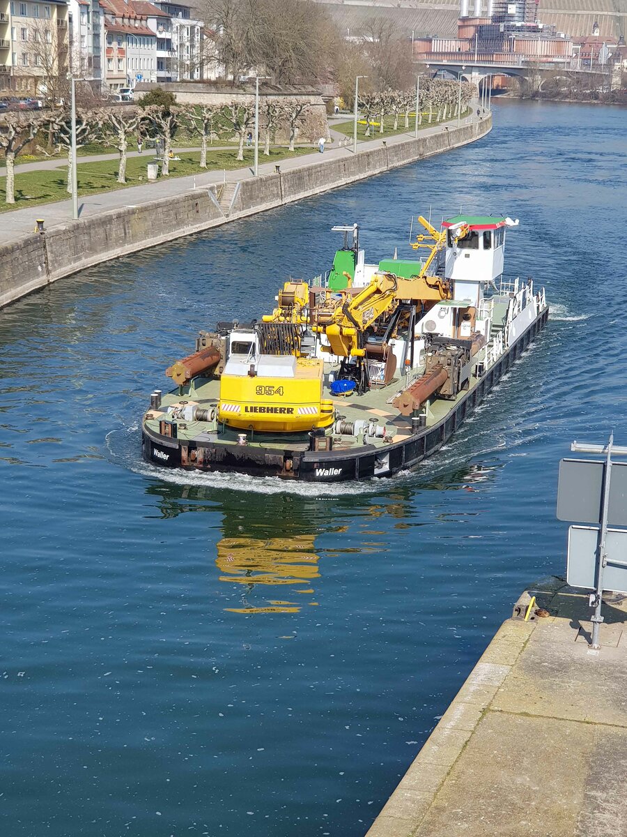 Schwimmgreifer WALLER des Wasserschifffahrtsamtes Schweinfurt am Schleuseneingang der Staustufe Würzburg, 03-2022