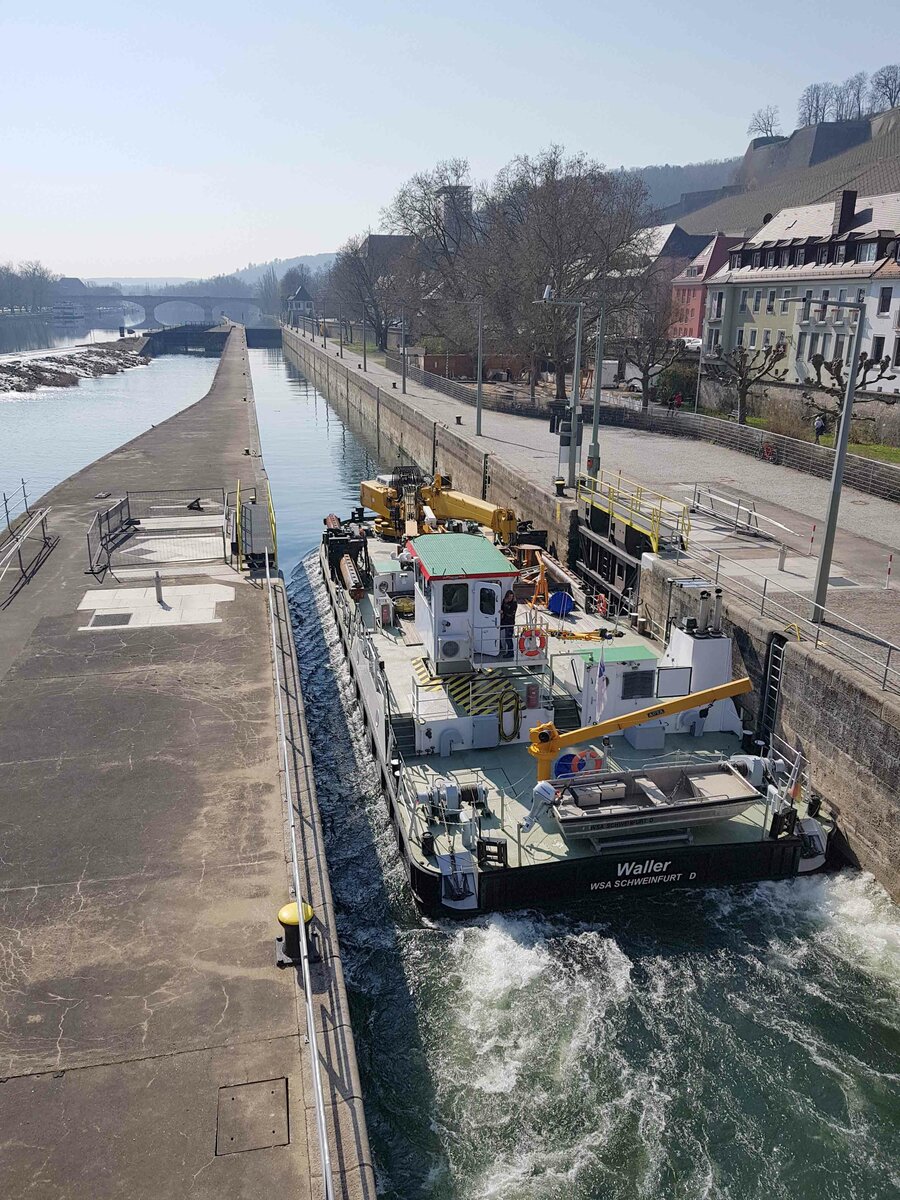 Schwimmgreifer WALLER des Wasserschifffahrtsamtes Schweinfurt in der Staustufe Würzburg, 03-2022