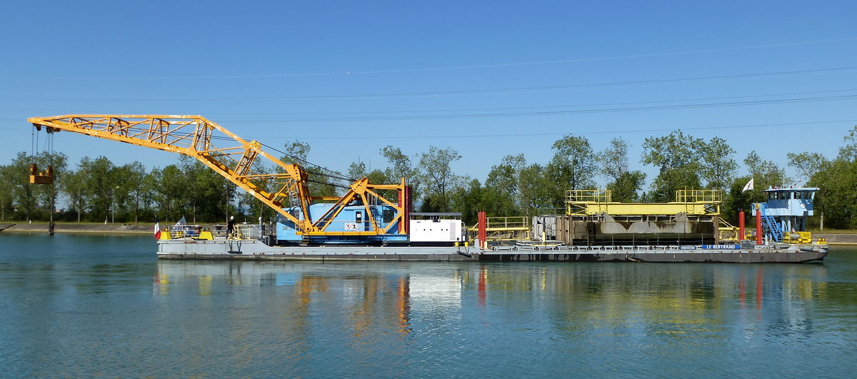 Schwimmkran und Arbeitsschiff  Le Bertrand  auf dem Rhein bei Fessenheim, gehrt dem staatlichen, franzsischen Energieversorger EDF Ottmarsheim, Aug.2017 
