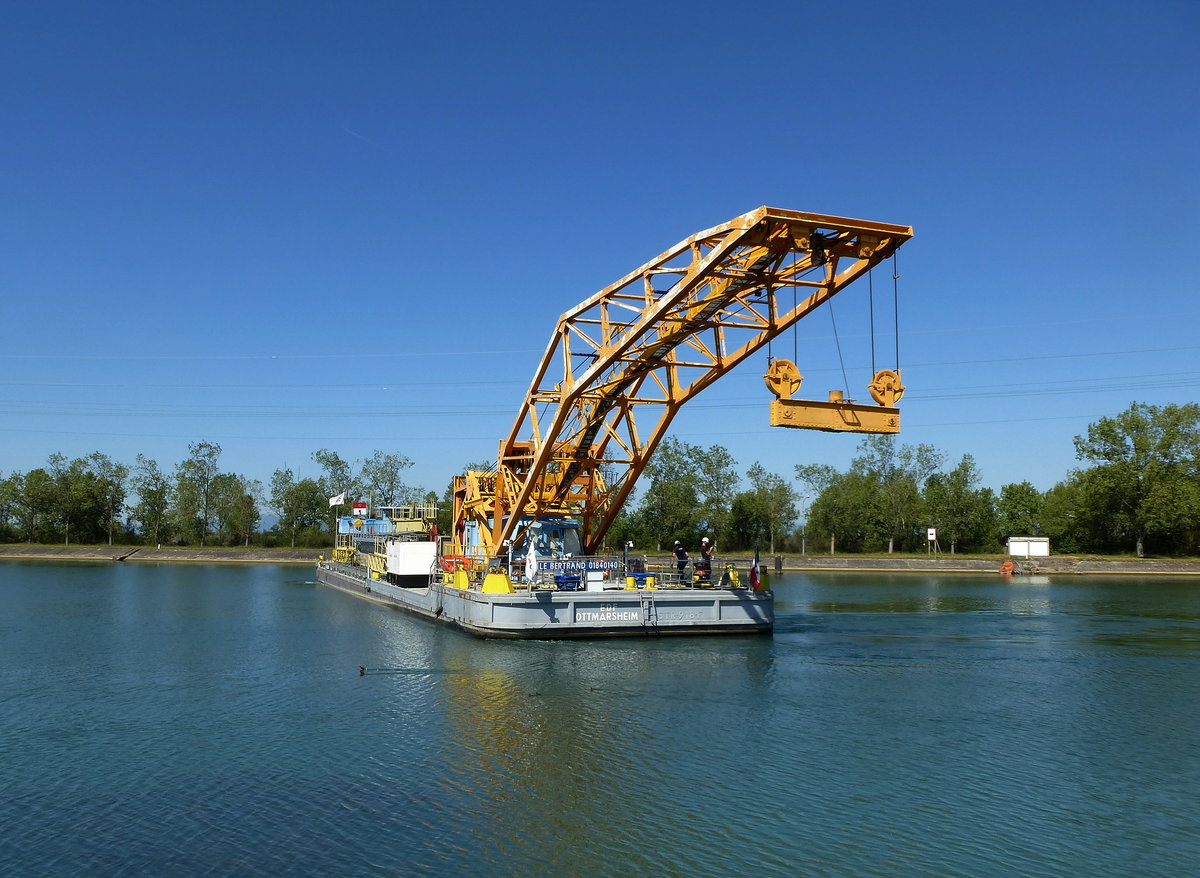 Schwimmkran und Arbeitsschiff  Le Bertrand , beim Wendemanver auf dem Rhein bei Fessenheim, Aug.2017