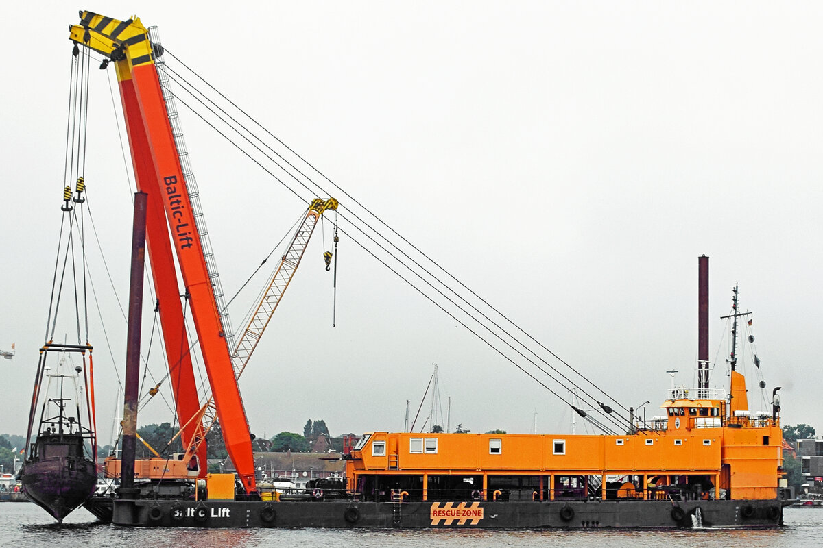 Schwimmkran BALTIC LIFT (IMO 8872796) bringt das Wrack des Kutters DRESDEN von Travemünde nach Lübeck zum dortigen Lehmannkai 4. Aufnahme vom 13.7.2021