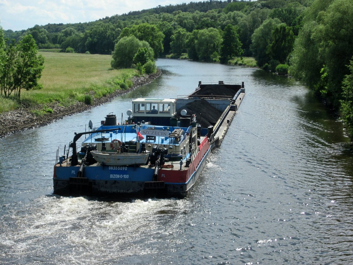 Scubboot Bizon-0-100 (08355090) am 09.06.2016 mit zwei Leichtern auf Bergfahrt in der Hohensaatener-Friedrichsthaler-Wasserstrasse (HOW) bei Stolpe.