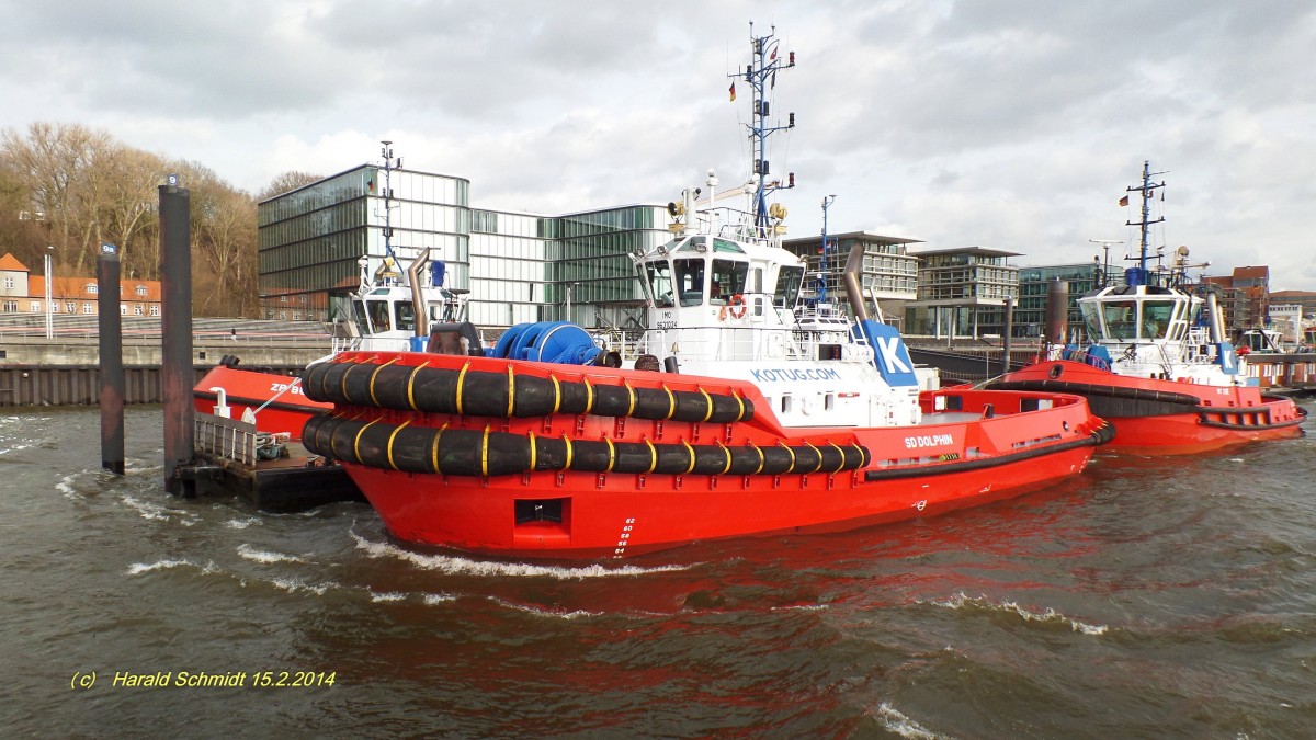 SD DOLPHIN (IMO 9631034) am 26.2.2014, Hamburg, Elbe, Schlepperponton Neumühlen, die schäumende Bugwelle des Schleppers ohne Fahrt zeigt die die Geschwindigkeit des Flutstromes /
Schlepper, Typ: Damen ASD 3212 / BRZ 453 / Lüa 32,7 m, B 12,82 m, Tg 5,35 m / 2 Diesel, ges. 2525 kW, 6873 PS, 14 kn, Pfahlzug 80 t /2013 in Vietnam /
