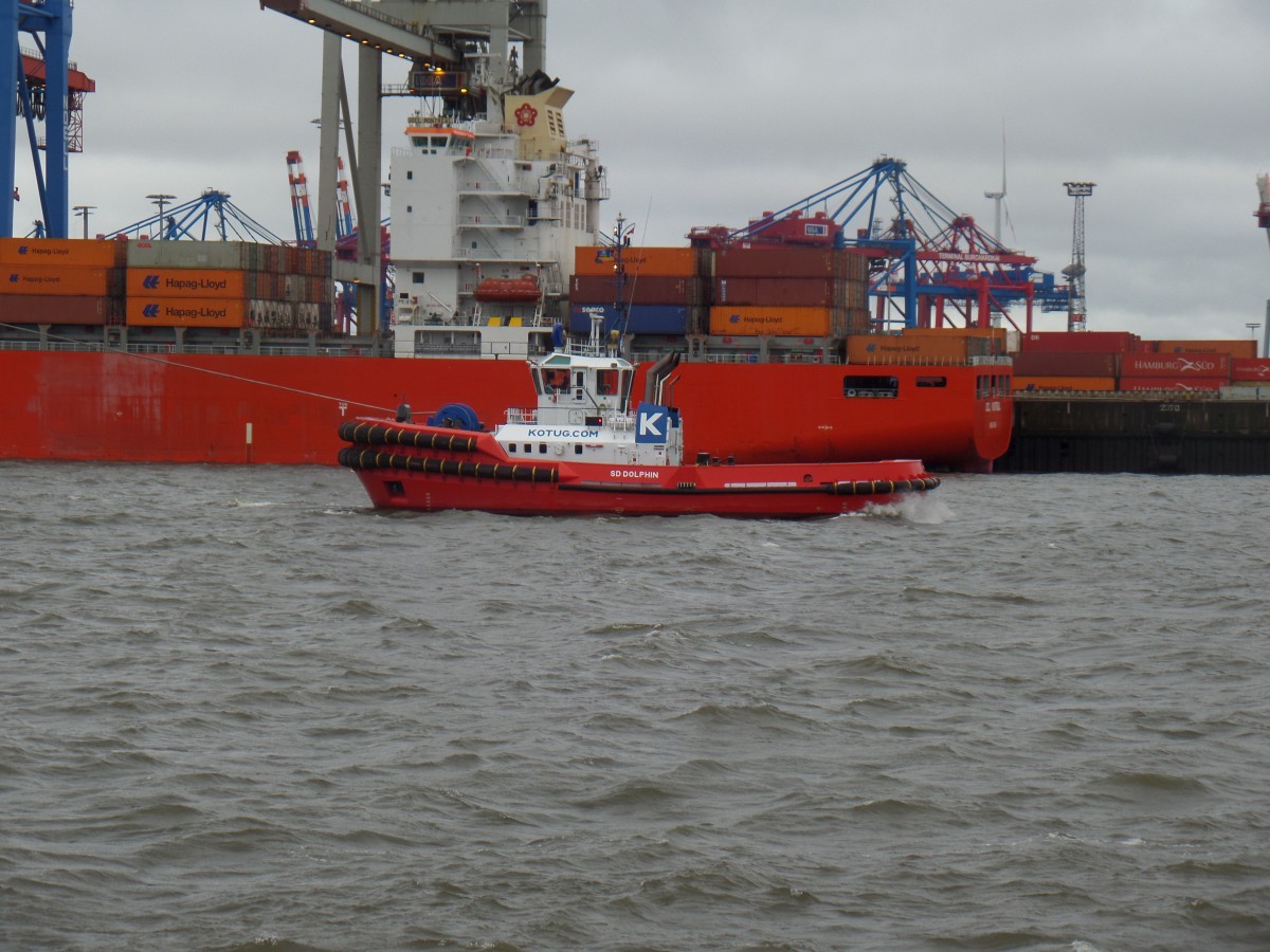 SD DOLPHIN (IMO 9631034) am 21.2.2015, Hamburg, Elbe, Höhe Neumühlen als Kopfschlepper bei der Assistenz der APL MERLION /
Schlepper, Typ: Damen ASD 3212 / BRZ 453 / Lüa 32,7 m, B 12,82 m, Tg 5,35 m / 2 Diesel, ges. 2525 kW, 6873 PS, 14 kn, Pfahlzug 80 t /2013 in Vietnam /
