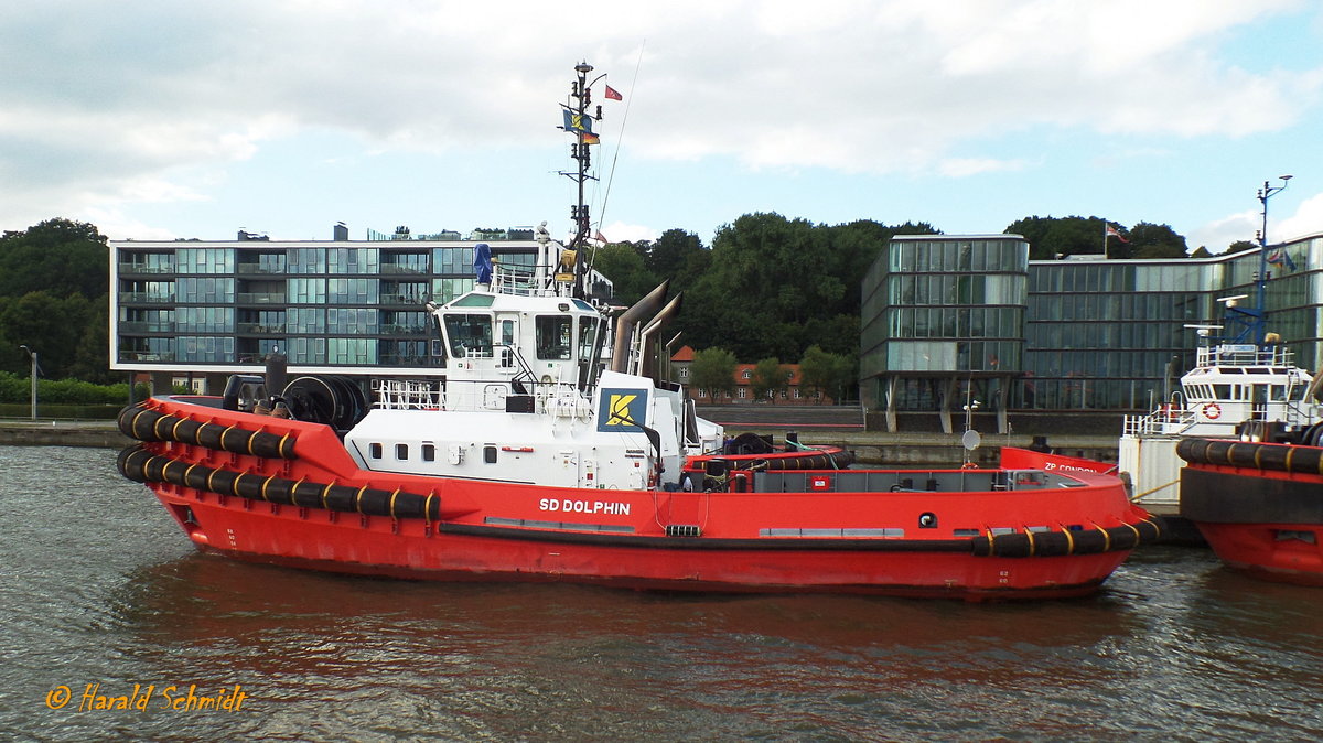 SD DOLPHIN (IMO 9631034) am 5.8.2016 mit neuer Schornsteinmarke der Kotug Smit Towage. Hamburg, Elbe, Schlepperponton Neumühlen /

Schlepper, Typ: Damen ASD 3212 / BRZ 453 / Lüa 32,7 m, B 12,82 m, Tg 5,35 m / 2 Diesel, ges. 2525 kW, 6873 PS, 14 kn, Pfahlzug 80 t /gebaut 2013 in Vietnam /
Zum Beginn des Jahres 2016 haben die börsennotierte Koninklijke Boskalis Westminster NV-Gruppe (seit 2010 Muttergesellschaft von Smit Towage) und das niederländische Familienunternehmen Kotug International BV ihre Schlepper-Aktivitäten unter einem gemeinsamen Dach als Kotug Smit Towage zusammengefaßt. Die Gesamtflotte besteht z.Zt. aus 65 Schleppern.
(Auszug aus VEUS Shipping.com vom 29. Februar 2016)
