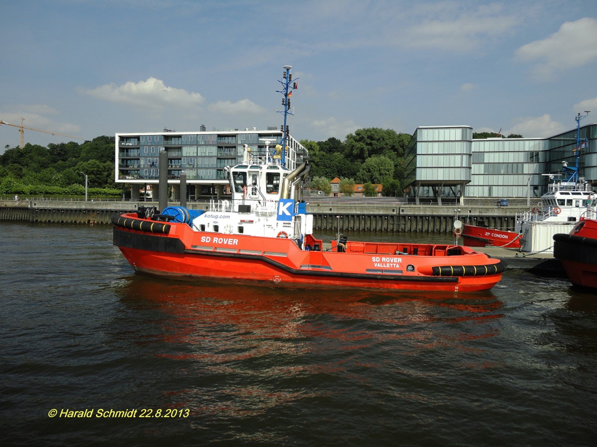 SD ROVER (IMO 9618745) am 22.8.2013, Hamburg, Elbe, Schlepperponton Neumühlen /
SD ROVER (IMO 9618745): Schlepper / BRZ 294 / Lüa 28,67 m, B 9,8 m, Tg 4,8 m / 2 Caterpillar 3516 C, ges. 3.728 kW, 5070 PS, 13,5 kn, 2 Aquamaster US 205 FP, Pfahlzug 60 t / Flagge: Malta, Heimathafen: Valletta / 2012 bei Damen Shipyard Gorinchem, NL / Eigner: KOTUG International B.V., Flagge: Malta, Heimathafen Valetta  /