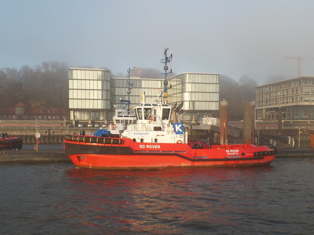 SD ROVER (IMO 9618745) am 25.11.2014, Hamburg, Elbe, Schlepperponton Neumühlen /
Rotor-Schlepper / BRZ 294 / Lüa 28,67 m, B 9,8 m, Tg 4,8 m / 2 Caterpillar 3516 C, ges. 3.728 kW, 5070 PS, 13,5 kn, 2 Aquamaster US 205 FP, Pfahlzug 60 t / Flagge: Malta, Heimathafen: Valletta / 2012 bei Damen Shipyard Gorinchem, NL / Eigner: KOTUG International B.V., Flagge: Malta, Heimathafen Valetta  /
