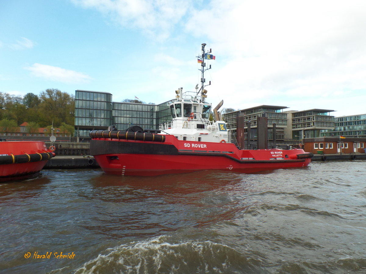 SD ROVER (IMO 9618745) am 23.4.2017, Hamburg, Elbe, Schlepperponton Neumühlen /

Rotor-Schlepper / BRZ 294 / Lüa 28,67 m, B 9,8 m, Tg 4,8 m / 2 Caterpillar 3516 C, ges. 3.728 kW, 5070 PS, 13,5 kn, 2 Aquamaster US 205 FP, Pfahlzug 60 t / Flagge: Malta, Heimathafen: Valletta / 2012 bei Damen Shipyard Gorinchem, NL / Eigner: KOTUG International B.V., Flagge: Malta, Heimathafen Valetta  /

