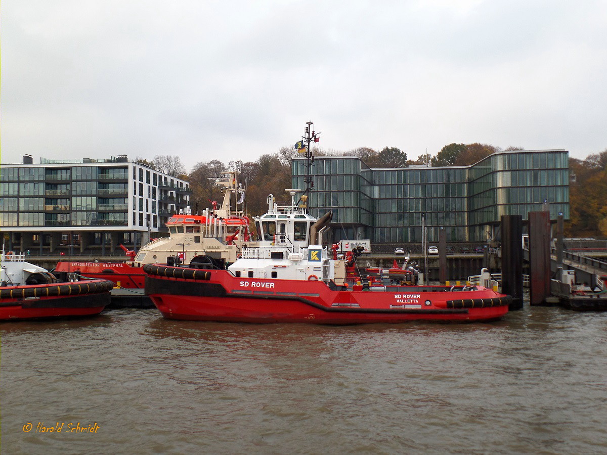 SD ROVER (IMO 9618745) am 9.11.2018, Hamburg, Elbe, Schlepperponton Neumühlen /

Rotor-Schlepper / BRZ 294 / Lüa 28,67 m, B 9,8 m, Tg 4,8 m / 2 Caterpillar 3516 C, ges. 3.728 kW, 5070 PS, 13,5 kn, 2 Aquamaster US 205 FP, Pfahlzug 60 t / Flagge: Malta, Heimathafen: Valletta / 2012 bei Damen Shipyard Gorinchem, NL / Eigner: KOTUG International B.V., Flagge: Malta, Heimathafen Valetta  /
