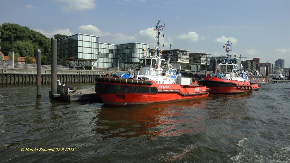 SD ROVER (IMO 9618745) und RT ZOE (IMO 9333888) am 22.8.2013, Hamburg, Elbe, Schlepperponton Neumühlen /

SD ROVER (IMO 9618745): Schlepper / BRZ 294 / Lüa 28,67 m, B 9,8 m, Tg 4,8 m / 2 Caterpillar 3516 C, ges. 3.728 kW, 5070 PS, 13,5 kn, 2 Aquamaster US 205 FP, Pfahlzug 60 t / Flagge: Malta, Heimathafen: Valletta / 2012 bei Damen Shipyard Gorinchem, NL / Eigner: KOTUG International B.V., Flagge: Malta, Heimathafen Valetta  /

RT ZOE (IMO 9333888): Rotor-Schlepper / BRZ 343 / Lüa 27,7 m, B 11,2 m, Tg 5,8 m / 3 Wärtsilä-Diesel, ges. 4.020 kW, 5465 PS, 3 Z-Drives, 12 kn, Pfahlzug 62,8 t / 2006 bei ASL - Ang Sin Liu Shipyard Pte Ltd.,Singapore / Eigner: KOTUG International B.V. , Flagge: Malta, Heimathafen Valetta /

