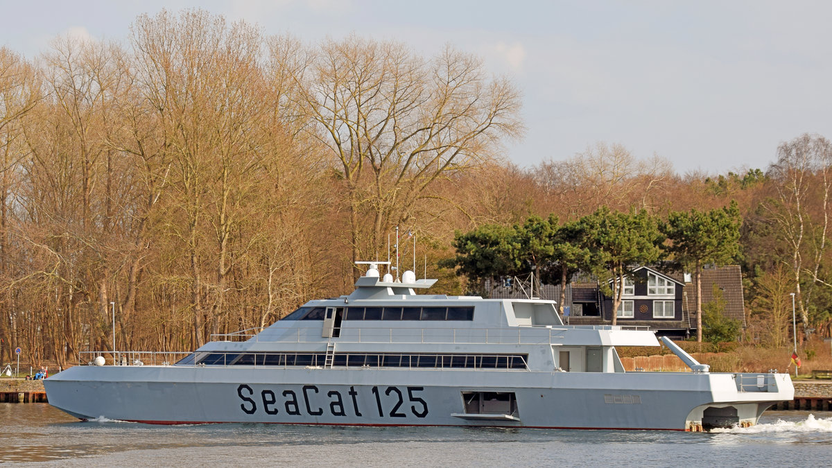 SEACAT 125 (MMSI: 211757350)am 26.03.2021 im Hafen von Lübeck-Travemünde in Höhe  Rosenhof . Das 40 Meter lange Doppelrumpfboot steuert hinaus auf die Ostsee