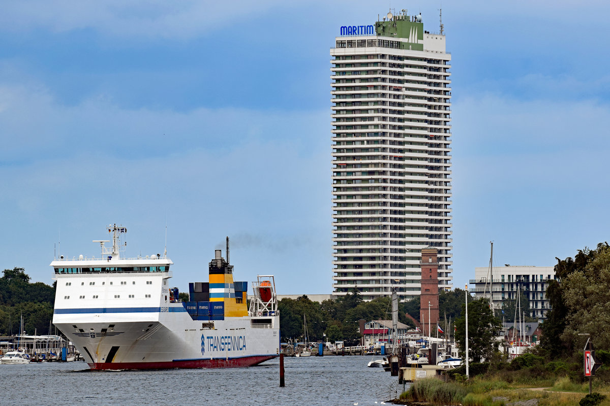 SEAGARD (IMO 9198977) am 4.8.2019 einlaufend Lübeck-Travemünde. Im Hintergrund ist das Hotel MARITIM und der alte Leuchtturm zu sehen.