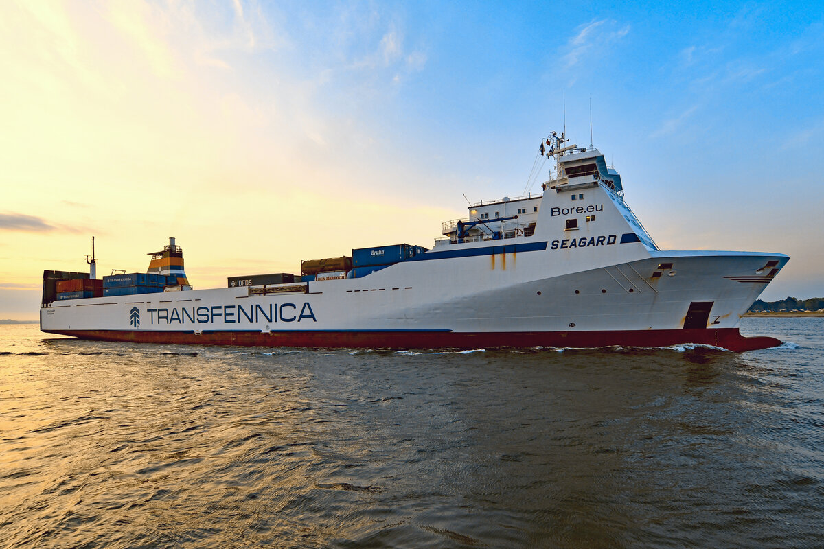 SEAGARD (IMO 9198977, Transfennica) am 15.05.2023 im Licht der aufgehenden Sonne in Lübeck-Travemünde einlaufend