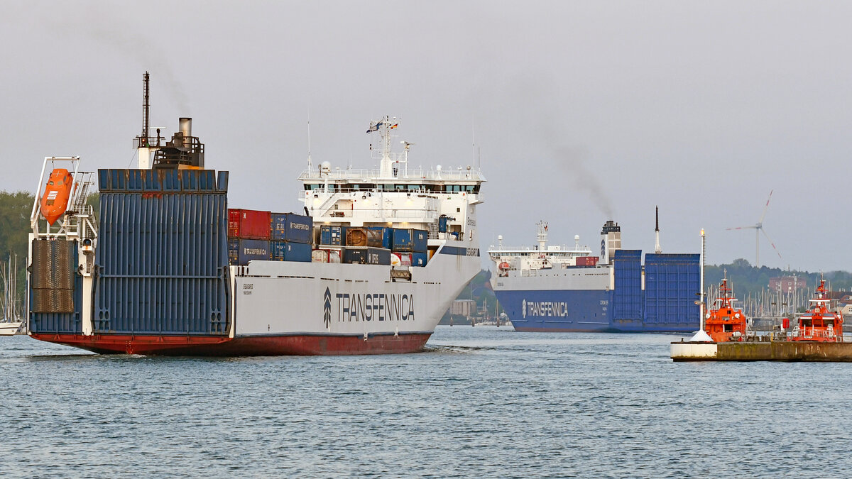 SEAGARD (IMO 9198977, Transfennica) und CORONA SEA (Transfennica) am 15.05.2023 in Lübeck-Travemünde einlaufend