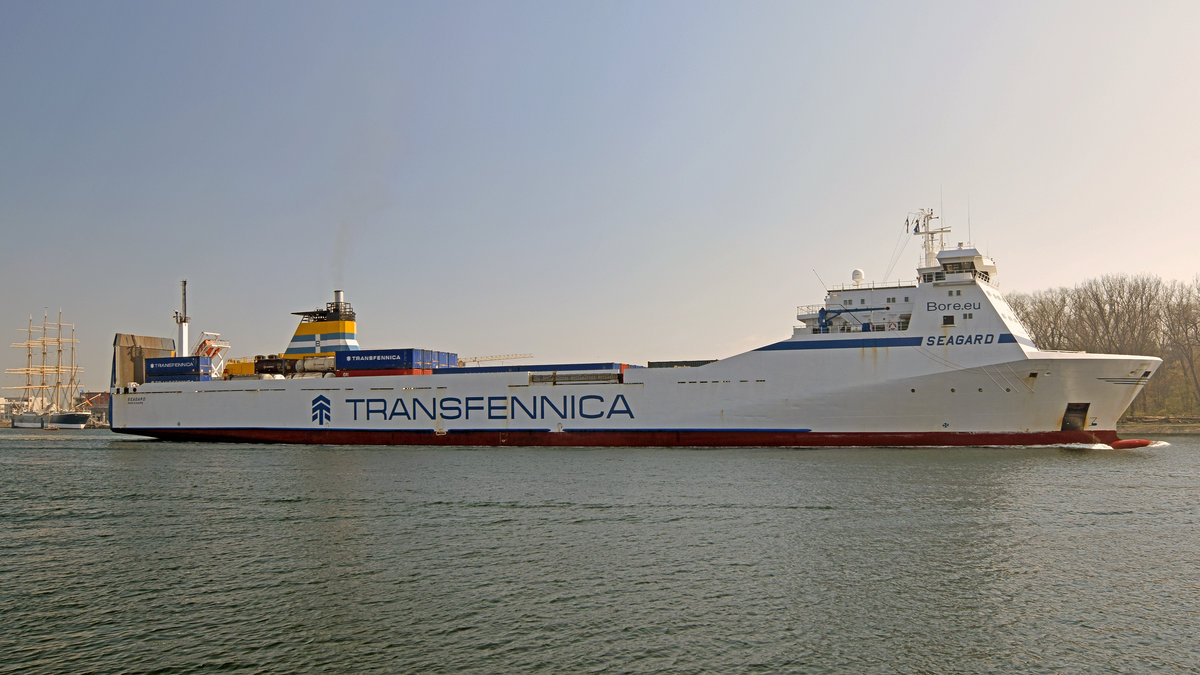 SEAGARD (IMO 9198977)hat die Viermastbark PASSAT (links im Bild) passiert und läuft weiter in Richtung Lübeck. Aufnahme vom 7.4.2019