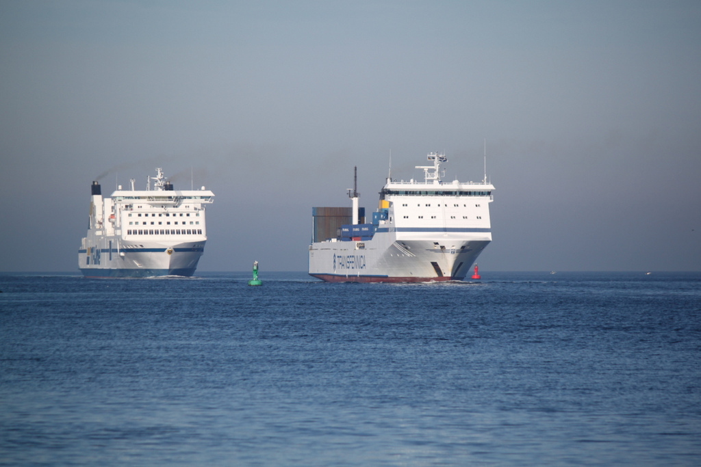 Seagard und Nils Holgersson am 24.02.2019 vor Warnemünde.