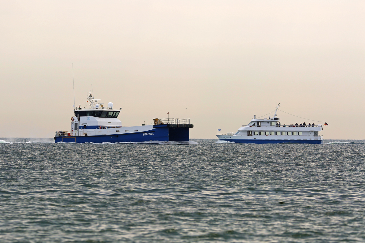 SEAGULL und das Fahrgastschiff INSEL RÜGEN vor Sassnitz. - 16.05.2018
