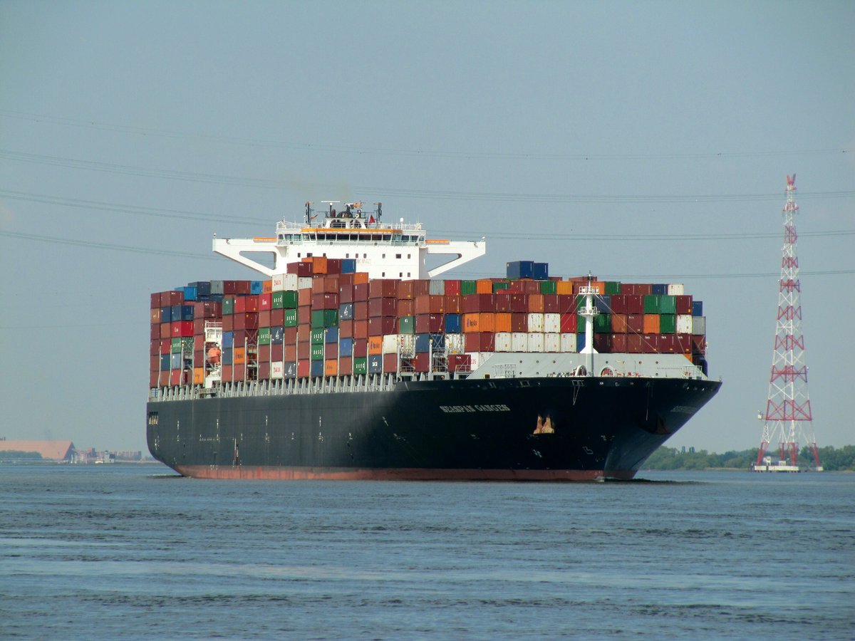 Seaspan Ganges , IMO 9630365 , 336,95 x 48,30m , TEU 10010 , am 15.05.2018 auf Elbe-Bergfahrt Höhe Grünendeich Kurs Hafen HH.