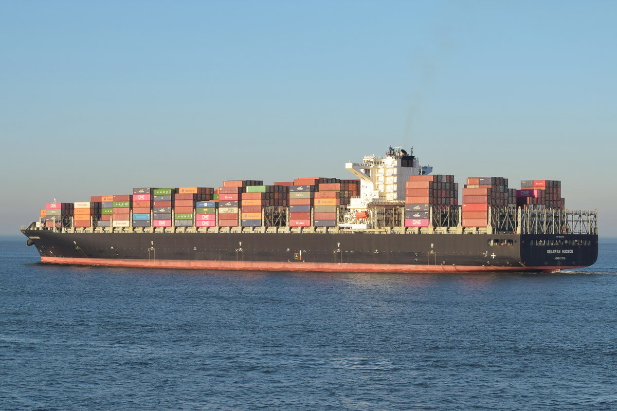 SEASPAN HUDSON , Containerschiff , IMO 9630418 , Baujahr 2015 , 337 × 48.31m , 10100 TEU , 07.11.2018 Cuxhaven