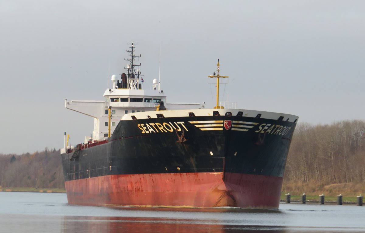 SEATROUT Hh.= Bremen -- IMO= 9352303 -- RC= DDPN --1 MAN mit 11200 KW -- 16,5 Kn.--
Bauj. 2006 bei der Lindenauwerft in Kiel-Friedrichsort -- 40600 To. --
am 30.11.2018 in Kl.Königsförde am NOK.