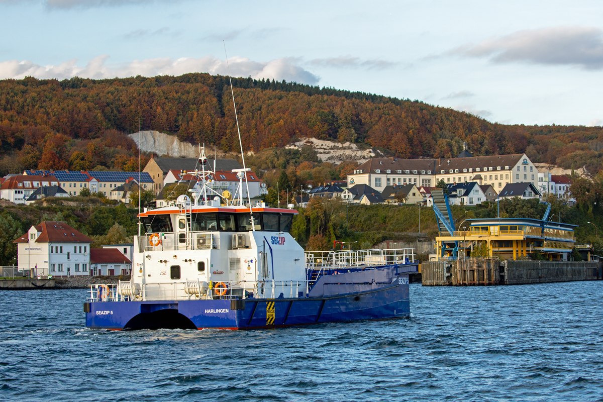 SEAZIP 5 im herbstlichen Sassnitzer Hafen. - 24.10.2021