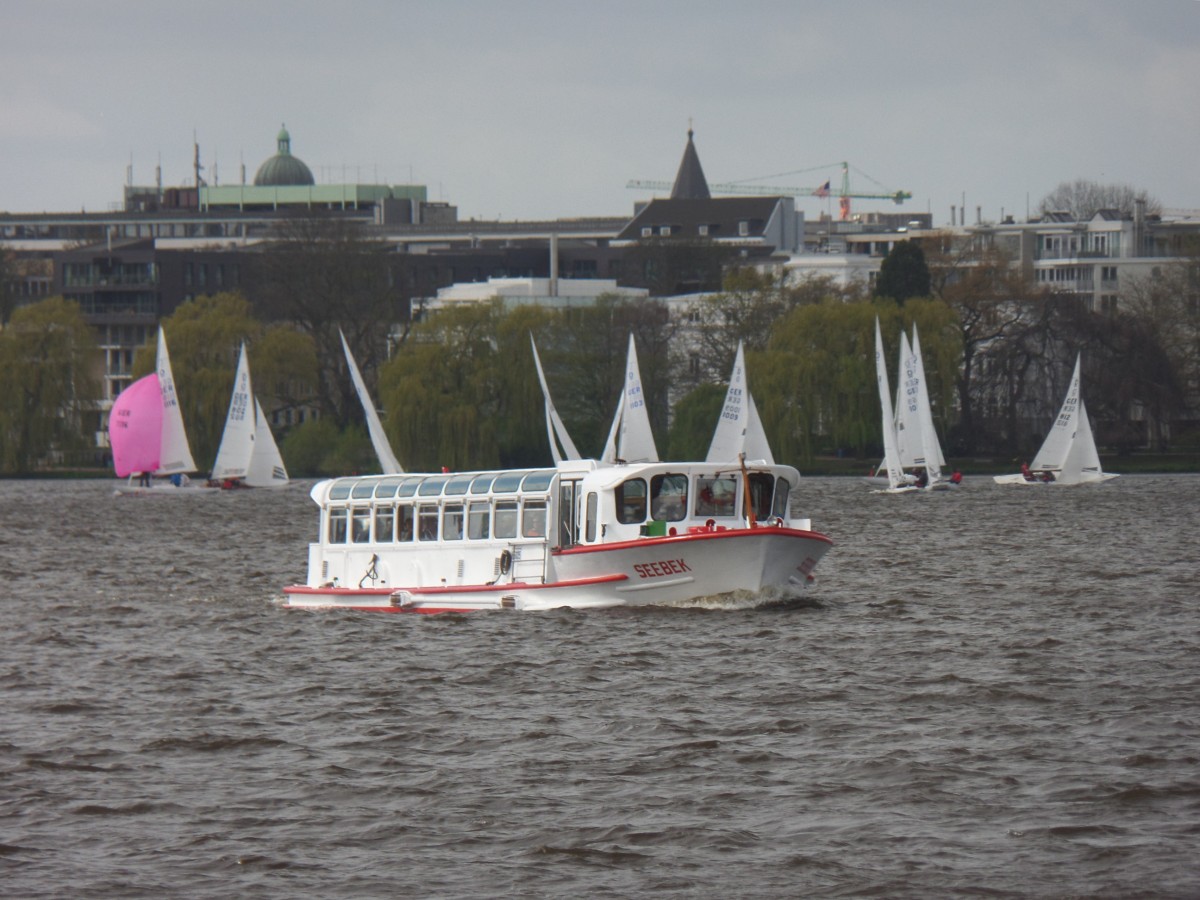 SEEBEK am 13.4.2014, Hamburg, Außenalster /
Alsterschiff / Lüa 21,85 m, B 5,12 m / 1 Mercedes-Benz-Diesel, 124 PS / 260 Pass / 1959 bei Scheepswerft Neerlandia, Hillegom, NL / 1964 Umbau Ruderstand, Panoramafenster in blendfrei / 1981 neuer Motor DAF-Diesel 6 Zyl.., 74 kW, Tg 1,51 m, 148 Pass. /
