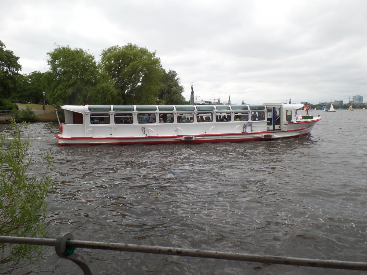 SEEBEK am 14.6.2015, Hamburg, Außenalster, Schwanenwik  /
Alsterschiff / Lüa 21,85 m, B 5,12 m / 1 Mercedes-Benz-Diesel, 124 PS / 260 Pass / 1959 bei Scheepswerft Neerlandia, Hillegom, NL / 1964 Umbau Ruderstand, Panoramafenster in blendfrei / 1981 neuer Motor DAF-Diesel 6 Zyl.., 74 kW, Tg 1,51 m, 148 Pass. /
