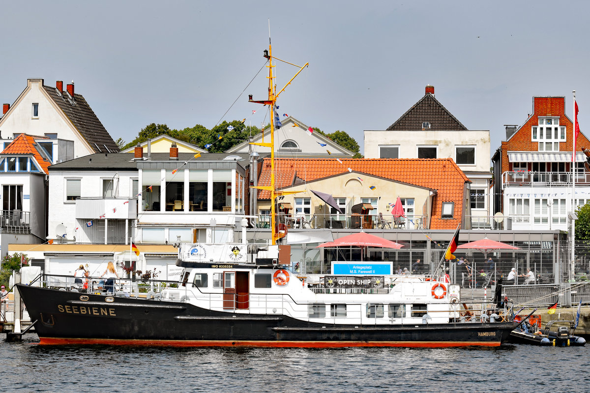 SEEBIENE (IMO 8335334), 1963 gebaut, ist ein ehemaliges Vermessungs- und Peilschiff mit einer Länge von 24 m und einer Breite von 5 m. Das Fahrzeug ist für das Projekt  Sea Clean  im Einsatz. Aufnahme vom 20.7.2019 im Hafen von Lübeck-Travemünde.