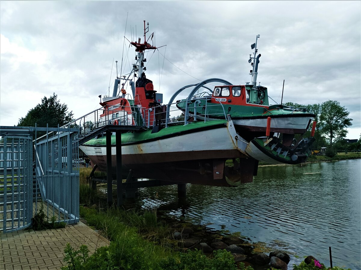 Seenot Kreutzer Arwed Emminghaus am 1.6.2022 in Burgstaken Heckansicht Hinten Tochterboot Alte Liebe 